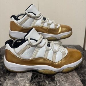 NIKE AIR JORDAN 11 RETRO LOW Closing Ceremony Size 9 Men Gold 528895-103 (read)